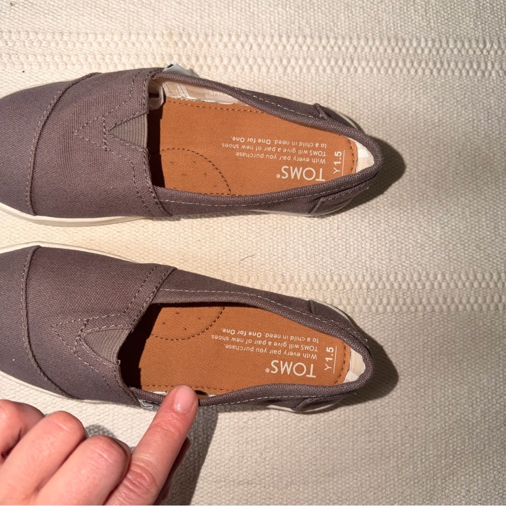 Toms Kids Slip On Canvas Shoes Taupe Gray Classic Casual Size 1.5 - Picture 4 of 9